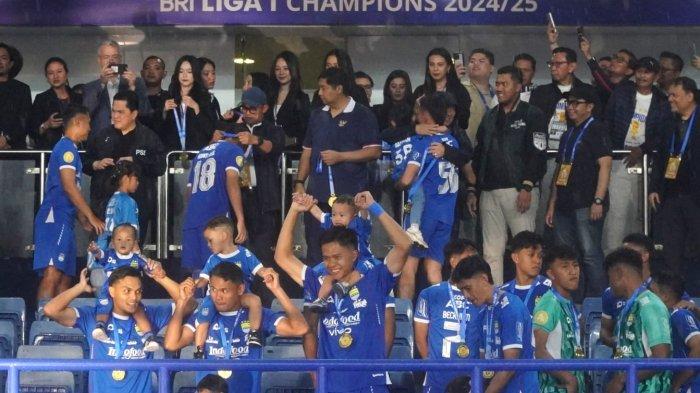 Pemain Persib Bandung menerima pengalungan medali juara Liga 1 2024-2025, di Stadion Gelora Bandung Lautan Api (GBLA), Kota Bandung, Jawa Barat, Sabtu (24/5/2025).