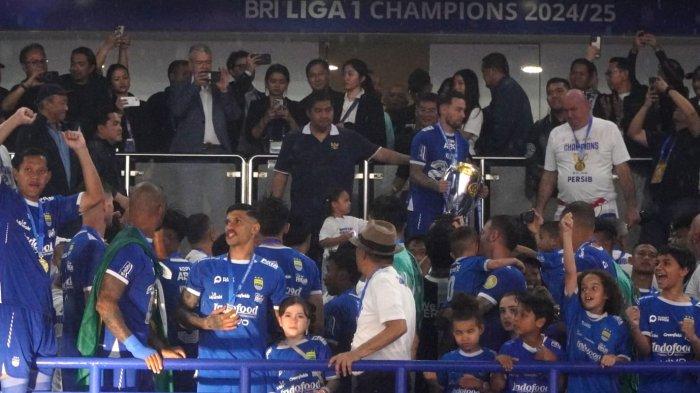 Kapten Persib Bandung Marc Anthony Klok menerima trofi juara Liga 1 2024-2025, di Stadion Gelora Bandung Lautan Api (GBLA), Kota Bandung, Jawa Barat, Sabtu (24/5/2025).