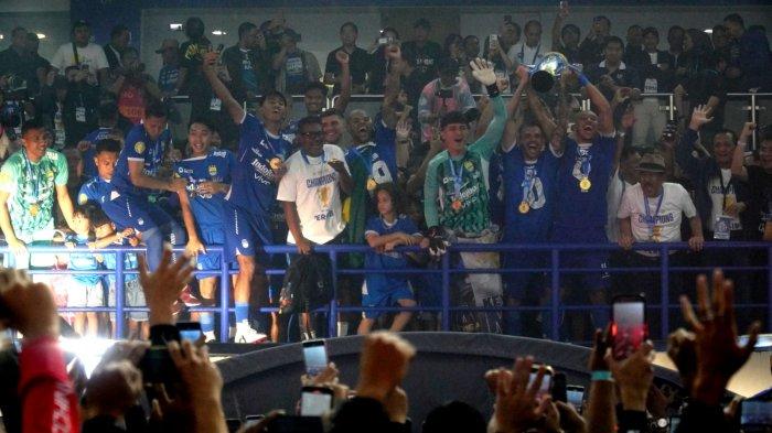 Skuad Persib Bandung mengangkat trofi juara Liga 1 2024-2025 ke arah ribuan bobotoh, di Stadion Gelora Bandung Lautan Api (GBLA), Kota Bandung, Jawa Barat, Sabtu (24/5/2025).