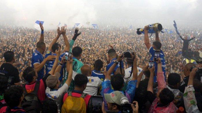 Skuad Persib Bandung mengangkat trofi juara Liga 1 2024-2025 ke arah ribuan bobotoh, di Stadion Gelora Bandung Lautan Api (GBLA), Kota Bandung, Jawa Barat, Sabtu (24/5/2025).