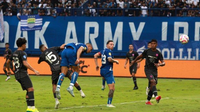 Pemain Persib Bandung, Gustavo Franca mencetak gol ke gawang Persis Solo pada pertandingan pamungkas pekan k-34 Liga 1 2024-2025 di Stadion Gelora Bandung Lautan Api (GBLA), Kota Bandung, Jawa Barat, Sabtu (24/5/2025).