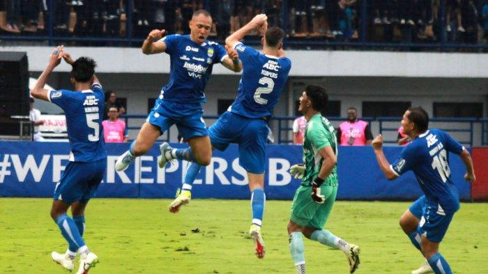 Pemain Persib Bandung, Gustavo Franca melakukan selebrasi bersama rekan-rekannya setelah mencetak gol ke gawang Persis Solo pada pertandingan pamungkas pekan k-34 Liga 1 2024-2025 di Stadion Gelora Bandung Lautan Api (GBLA), Kota Bandung, Jawa Barat, Sabtu (24/5/2025).