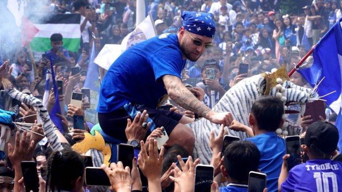 Marc Klok ikut Pawai Akbar Persib Juara di Kota Bandung, Jawa Barat, Minggu (25/5/2025).