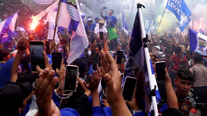 Pawai Akbar Persib Juara di Kota Bandung, Jawa Barat, Minggu (25/5/2025).