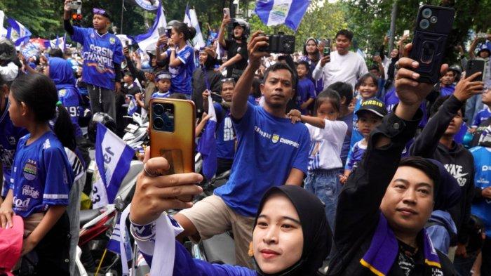 Pawai Akbar Persib Juara di Kota Bandung, Jawa Barat, Minggu (25/5/2025).