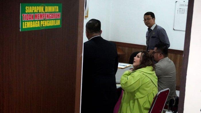 Selebgram Lisa Mariana menghadiri sidang gugatan perdata terhadap mantan Gubernur Jawa Barat, Ridwan Kamil, di Pengadilan Negeri (PN) Bandung, Jalan LLRE Martadinata, Kota Bandung, Jawa Barat, Rabu (28/5/2025).