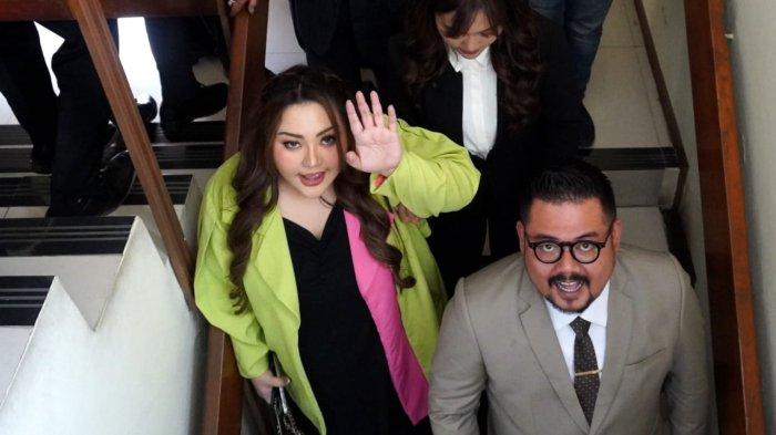 Selebgram Lisa Mariana menghadiri sidang gugatan perdata terhadap mantan Gubernur Jawa Barat, Ridwan Kamil, di Pengadilan Negeri (PN) Bandung, Jalan LLRE Martadinata, Kota Bandung, Jawa Barat, Rabu (28/5/2025).