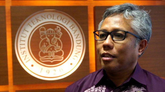 Rektor Institut Teknologi Bandung (ITB), Tatacipta Dirgantara memberikan keterangan kepada media seusai acara penandatanganan Nota Kesepahaman atau Memorandum of Understanding (MoU) antara ITB dengan Universitas Prasetiya Mulya, di Gedung Rektorat ITB, Jalan Tamansari, Kota Bandung, Jawa Barat, Kamis (29/5/2025).