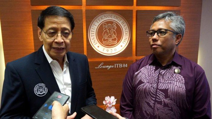 Rektor Institut Teknologi Bandung (ITB), Tatacipta Dirgantara (kanan) dan Rektor Universitas Prasetiya Mulya, Hassan Wirajuda (kiri), memberikan keterangan kepada media seusai acara penandatanganan Nota Kesepahaman atau Memorandum of Understanding (MoU) antara ITB dengan Universitas Prasetiya Mulya, di Gedung Rektorat ITB, Jalan Tamansari, Kota Bandung, Jawa Barat, Kamis (29/5/2025).