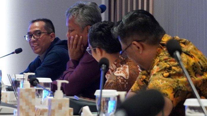 Menteri Pendidikan Tinggi, Sains, dan Teknologi, Brian Yuliarto (kiri) menyampaikan sambutan pada acara penandatanganan Nota Kesepahaman atau Memorandum of Understanding (MoU) antara Institut Teknologi Bandung (ITB) dengan Universitas Prasetiya Mulya, di Ruang Rapim A, Gedung Rektorat ITB, Jalan Tamansari, Kota Bandung, Jawa Barat, Kamis (29/5/2025).