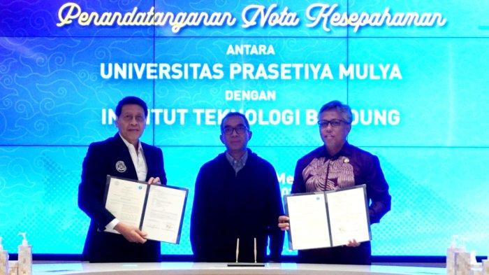 Rektor Institut Teknologi Bandung (ITB), Tatacipta Dirgantara (kanan) dan Rektor Universitas Prasetiya Mulya, Hassan Wirajuda (kiri), memperlihatkan Nota Kesepahaman atau Memorandum of Understanding (MoU) antara ITB dengan Universitas Prasetiya Mulya yang sudah ditandatangani, berfoto bersama Menteri Pendidikan Tinggi, Sains, dan Teknologi, Brian Yuliarto (tengah), di Ruang Rapim A, Gedung Rektorat ITB, Jalan Tamansari, Kota Bandung, Jawa Barat, Kamis (29/5/2025).
