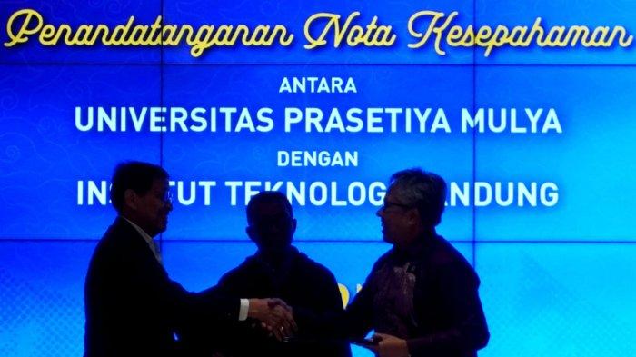 Rektor Institut Teknologi Bandung (ITB), Tatacipta Dirgantara (kanan) dan Rektor Universitas Prasetiya Mulya, Hassan Wirajuda (kiri), bersalaman seusai menandatangani Nota Kesepahaman atau Memorandum of Understanding (MoU) antara ITB dengan Universitas Prasetiya Mulya, disaksikan Menteri Pendidikan Tinggi, Sains, dan Teknologi, Brian Yuliarto (tengah), di Ruang Rapim A, Gedung Rektorat ITB, Jalan Tamansari, Kota Bandung, Jawa Barat, Kamis (29/5/2025).