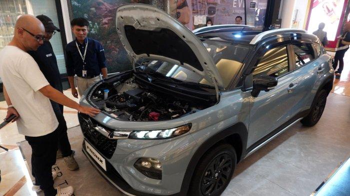 Calon konsumen melihat Suzuki Fronx yang dipamerkan di Trans Studio Mall, Jalan Gatot Subroto, Kota Bandung, Jumat (30/5/2025).