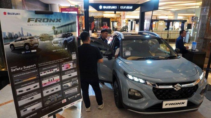 Calon konsumen melihat Suzuki Fronx yang dipamerkan di Trans Studio Mall, Jalan Gatot Subroto, Kota Bandung, Jumat (30/5/2025).