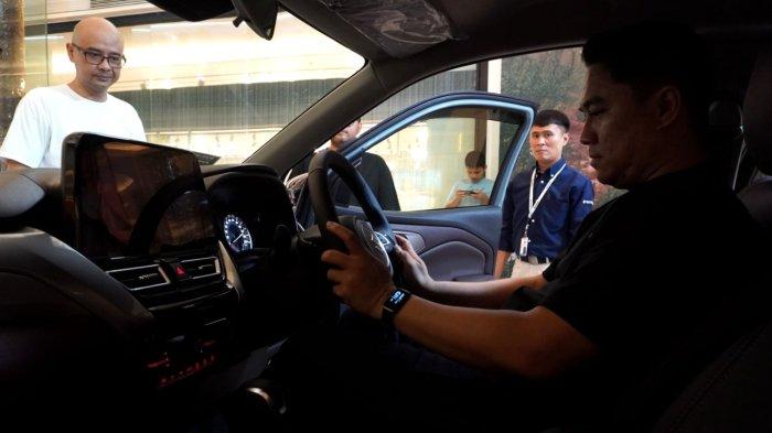 Calon konsumen melihat Suzuki Fronx yang dipamerkan di Trans Studio Mall, Jalan Gatot Subroto, Kota Bandung, Jumat (30/5/2025).