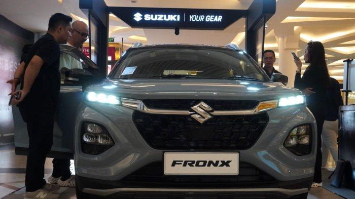 Calon konsumen melihat Suzuki Fronx yang dipamerkan di Trans Studio Mall, Jalan Gatot Subroto, Kota Bandung, Jumat (30/5/2025).