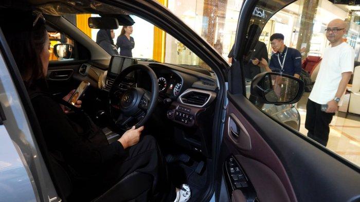 Calon konsumen melihat Suzuki Fronx yang dipamerkan di Trans Studio Mall, Jalan Gatot Subroto, Kota Bandung, Jumat (30/5/2025).