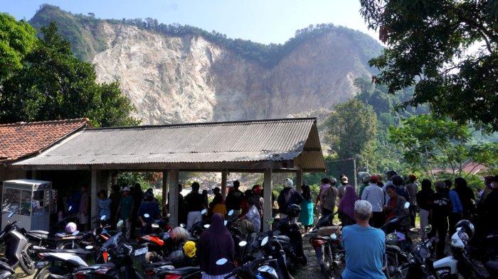 Warga berkerumun menyaksikan dari jauh lokasi longsor Tambang Galian C, Gunung Kuda, Desa Cipanas, Kecamatan Dukupuntang, Kabupaten Cirebon, Jawa Barat, Sabtu (31/5/2025).