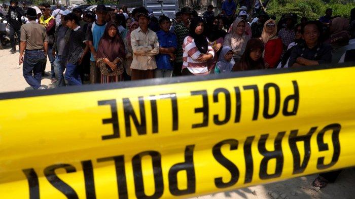Warga berkerumun menyaksikan dari jauh lokasi longsor Tambang Galian C, Gunung Kuda, Desa Cipanas, Kecamatan Dukupuntang, Kabupaten Cirebon, Jawa Barat, Sabtu (31/5/2025).