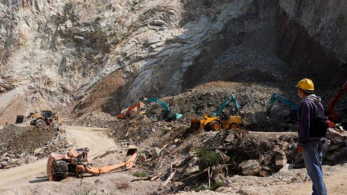 Petugas menggunakan alat berat beko mengeruk material batu yang menimbun sejumlah pekerja tambang di lokasi longsor Tambang Galian C, Gunung Kuda, Desa Cipanas, Kecamatan Dukupuntang, Kabupaten Cirebon, Jawa Barat, Sabtu (31/5/2025).