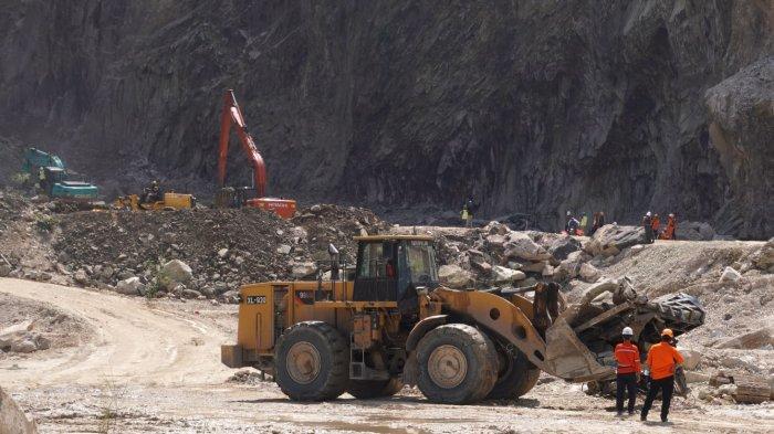 Satu unit alat berat bulldozer memindahkan satu unit truk yang hancur tertimbun dari lokasi longsor Tambang Galian C, Gunung Kuda, Desa Cipanas, Kecamatan Dukupuntang, Kabupaten Cirebon, Jawa Barat, Sabtu (31/5/2025).