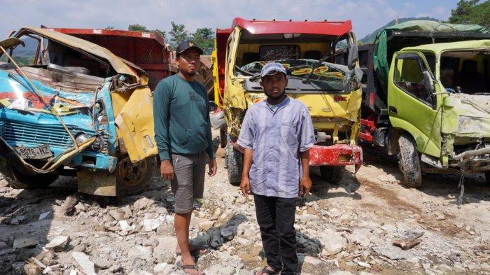 Warga korban selamat (kiri) ditemani rekannya menyaksikan proses evakuasi dan berharap mertua laki-lakinya yang tertimbun segera ditemukan dari lokasi longsor Tambang Galian C, Gunung Kuda, Desa Cipanas, Kecamatan Dukupuntang, Kabupaten Cirebon, Jawa Barat, Sabtu (31/5/2025).