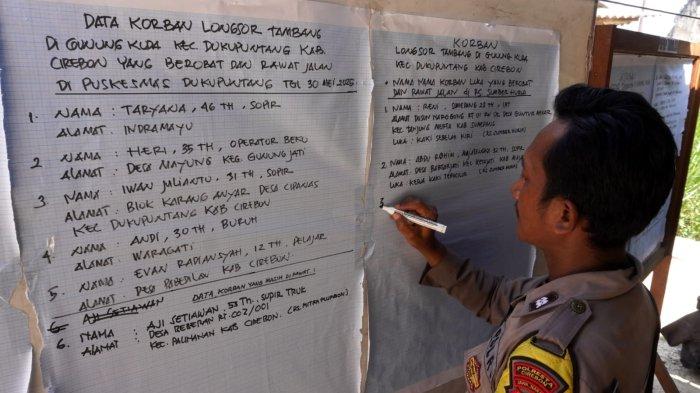 Petugas mencatan korban tewas, luka-luka dan armada truk yang terdampak di lokasi longsor Tambang Galian C, Gunung Kuda, Desa Cipanas, Kecamatan Dukupuntang, Kabupaten Cirebon, Jawa Barat, Sabtu (31/5/2025).