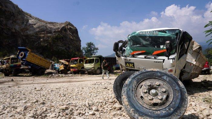 Sejumlah truk tampak hancur setelah dievakuasi dari lokasi longsor Tambang Galian C, Gunung Kuda, Desa Cipanas, Kecamatan Dukupuntang, Kabupaten Cirebon, Jawa Barat, Sabtu (31/5/2025).