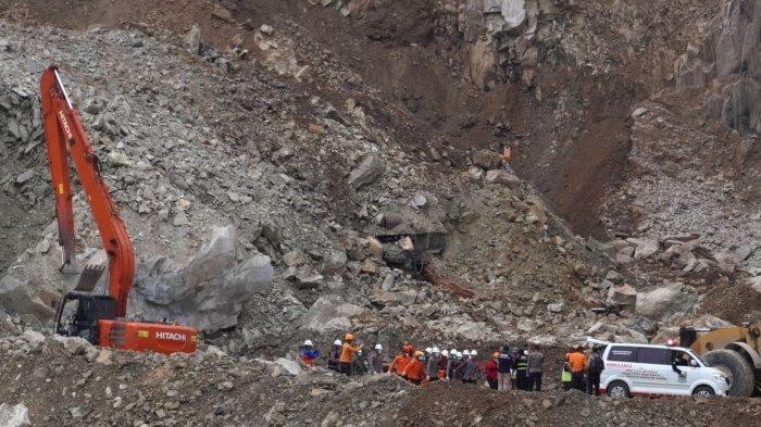 Tim SAR gabungan membawa kantong berisi jenazah korban yang baru ditemukan menuju ambulans,
di lokasi longsor Tambang Galian C, Gunung Kuda, Desa Cipanas, Kecamatan Dukupuntang, Kabupaten Cirebon, Jawa Barat, Sabtu (31/5/2025) sore.