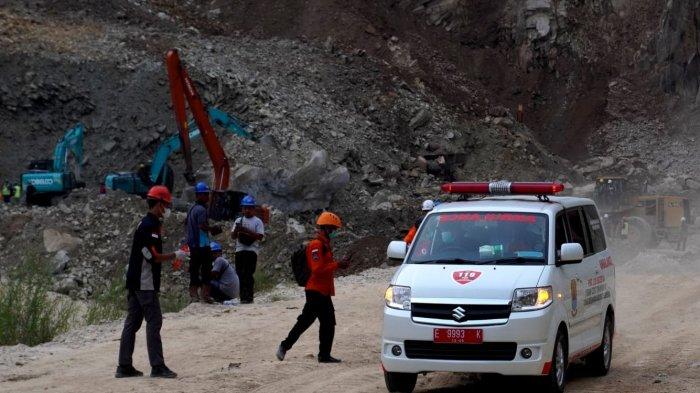 Petugas membawa jenazah korban tertimbun longsor menggunakan ambulans, di lokasi longsor Tambang Galian C, Gunung Kuda, Desa Cipanas, Kecamatan Dukupuntang, Kabupaten Cirebon, Jawa Barat, Sabtu (31/5/2025) sore.