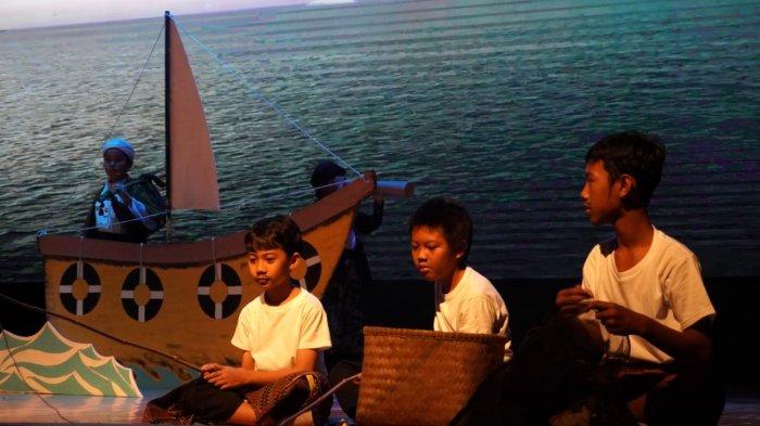 Sejumlah siswa mementaskan pertunjukan seni drama mengangkat tema Perjuangan Dakwah Sunan Gresik pada Launching Rebranding Sekolah Talenta Juara, di Teater Tertutup Dago Tea House, Kota Bandung, Jawa Barat, Selasa (3/6/2025).