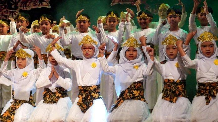 Sejumlah siswa mementaskan pertunjukan seni drama mengangkat tema Perjuangan Dakwah Sunan Gresik pada Launching Rebranding Sekolah Talenta Juara, di Teater Tertutup Dago Tea House, Kota Bandung, Jawa Barat, Selasa (3/6/2025).