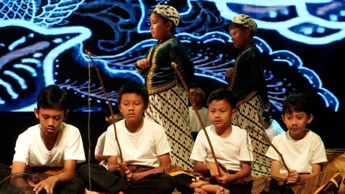 Sejumlah siswa mementaskan pertunjukan seni drama mengangkat tema Perjuangan Dakwah Sunan Gresik pada Launching Rebranding Sekolah Talenta Juara, di Teater Tertutup Dago Tea House, Kota Bandung, Jawa Barat, Selasa (3/6/2025).