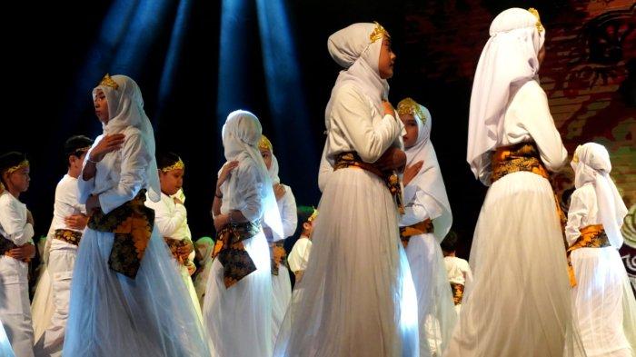 Sejumlah siswa mementaskan pertunjukan seni drama mengangkat tema Perjuangan Dakwah Sunan Gresik pada Launching Rebranding Sekolah Talenta Juara, di Teater Tertutup Dago Tea House, Kota Bandung, Jawa Barat, Selasa (3/6/2025).