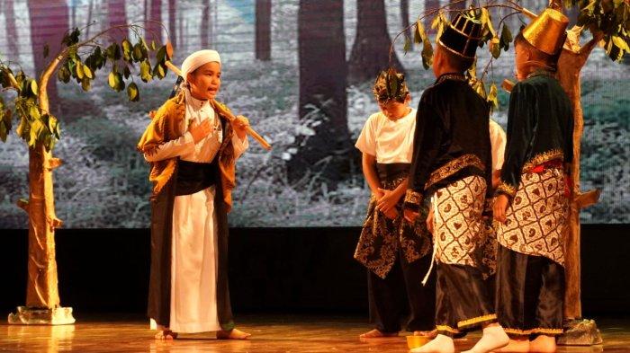 Sejumlah siswa mementaskan pertunjukan seni drama mengangkat tema Perjuangan Dakwah Sunan Gresik pada Launching Rebranding Sekolah Talenta Juara, di Teater Tertutup Dago Tea House, Kota Bandung, Jawa Barat, Selasa (3/6/2025).