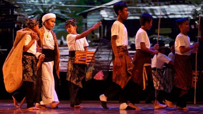 Sejumlah siswa mementaskan pertunjukan seni drama mengangkat tema Perjuangan Dakwah Sunan Gresik pada Launching Rebranding Sekolah Talenta Juara, di Teater Tertutup Dago Tea House, Kota Bandung, Jawa Barat, Selasa (3/6/2025).