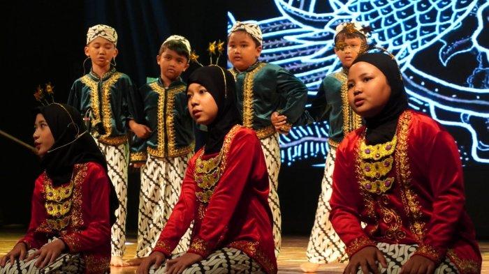Sejumlah siswa mementaskan pertunjukan seni drama mengangkat tema Perjuangan Dakwah Sunan Gresik pada Launching Rebranding Sekolah Talenta Juara, di Teater Tertutup Dago Tea House, Kota Bandung, Jawa Barat, Selasa (3/6/2025).