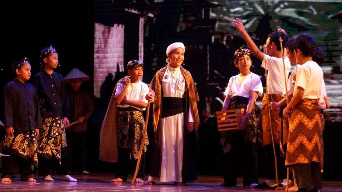 Sejumlah siswa mementaskan pertunjukan seni drama mengangkat tema Perjuangan Dakwah Sunan Gresik pada Launching Rebranding Sekolah Talenta Juara, di Teater Tertutup Dago Tea House, Kota Bandung, Jawa Barat, Selasa (3/6/2025).