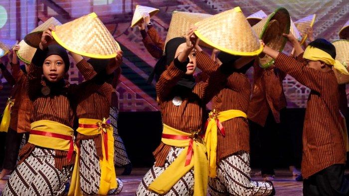 Sejumlah siswa mementaskan pertunjukan seni drama mengangkat tema Perjuangan Dakwah Sunan Gresik pada Launching Rebranding Sekolah Talenta Juara, di Teater Tertutup Dago Tea House, Kota Bandung, Jawa Barat, Selasa (3/6/2025).