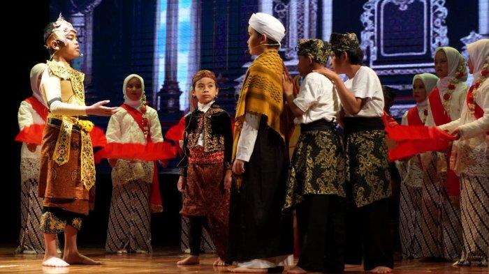 Sejumlah siswa mementaskan pertunjukan seni drama mengangkat tema Perjuangan Dakwah Sunan Gresik pada Launching Rebranding Sekolah Talenta Juara, di Teater Tertutup Dago Tea House, Kota Bandung, Jawa Barat, Selasa (3/6/2025).