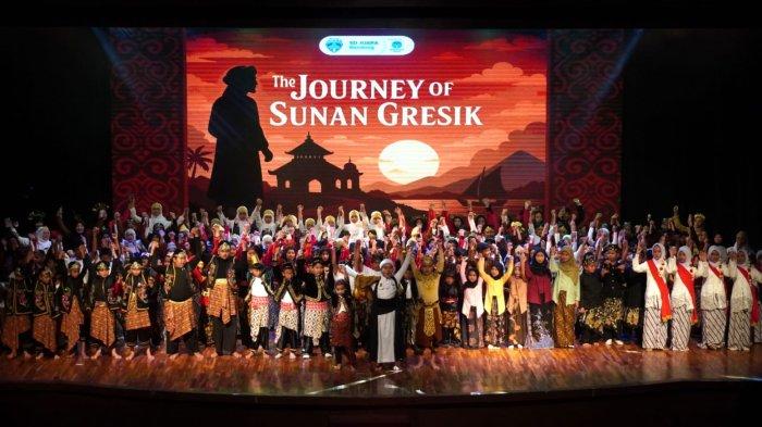 Sejumlah siswa mementaskan pertunjukan seni drama mengangkat tema Perjuangan Dakwah Sunan Gresik pada Launching Rebranding Sekolah Talenta Juara, di Teater Tertutup Dago Tea House, Kota Bandung, Jawa Barat, Selasa (3/6/2025).