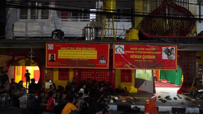 Tim pelaksanaan kurban Iduladha 1446 H berkesempatan nonton bareng Timnas Indonesia melawan China lewat layar lebar sambil menjaga domba kurban, di Masjid Lautze 2, Kota Bandung, Jawa Barat, Kamis (5/6/2025).