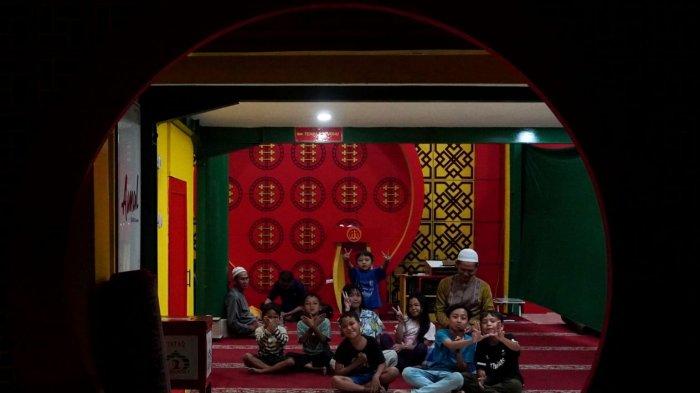 Marbot masjid bersama anak-anak bertakbir menyambut Hari Raya Idul Adha 1446 H, di Masjid Lautze 2, Kota Bandung, Jawa Barat, Kamis (5/6/2025).
