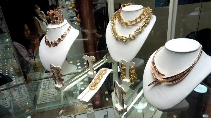 Pengunjung melihat produk perhiasan di salah satu stan pada gelaran Bandung Jewellery Fair 2025, di Sudirman Grand Ballroom, Jalan Jenderal Sudirman, Kota Bandung, Jawa Barat, Kamis (5/6/2025).