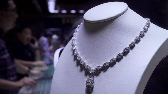 Pengunjung melihat produk perhiasan di salah satu stan pada gelaran Bandung Jewellery Fair 2025, di Sudirman Grand Ballroom, Jalan Jenderal Sudirman, Kota Bandung, Jawa Barat, Kamis (5/6/2025).
