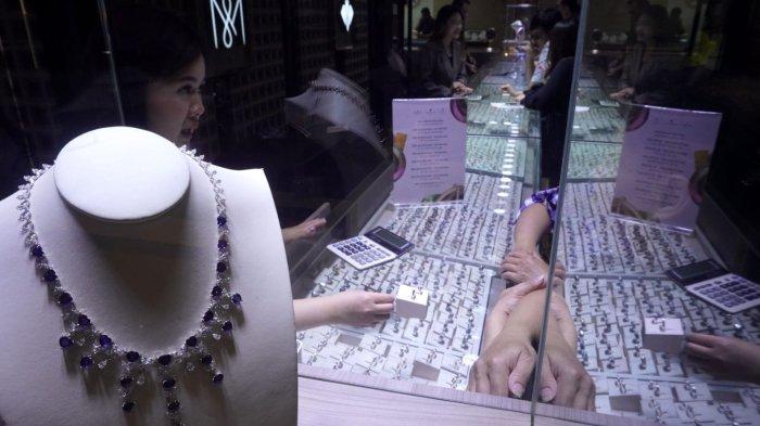 Pengunjung melihat produk perhiasan di salah satu stan pada gelaran Bandung Jewellery Fair 2025, di Sudirman Grand Ballroom, Jalan Jenderal Sudirman, Kota Bandung, Jawa Barat, Kamis (5/6/2025).