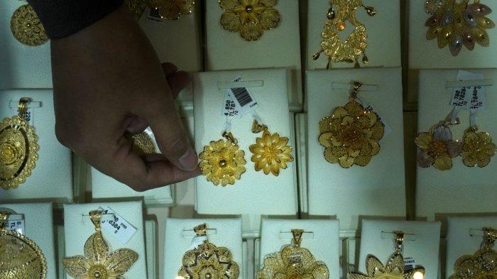 Pelayan memperlihatkan produk perhiasan kepada pengunjung di salah satu stan pada gelaran Bandung Jewellery Fair 2025, di Sudirman Grand Ballroom, Jalan Jenderal Sudirman, Kota Bandung, Jawa Barat, Kamis (5/6/2025).