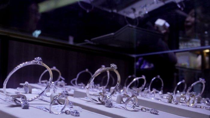 Pengunjung melihat produk perhiasan di salah satu stan pada gelaran Bandung Jewellery Fair 2025, di Sudirman Grand Ballroom, Jalan Jenderal Sudirman, Kota Bandung, Jawa Barat, Kamis (5/6/2025).