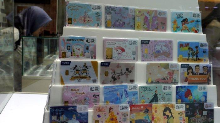Pengunjung melihat produk logam mulia di salah satu stan pada gelaran Bandung Jewellery Fair 2025, di Sudirman Grand Ballroom, Jalan Jenderal Sudirman, Kota Bandung, Jawa Barat, Kamis (5/6/2025).
