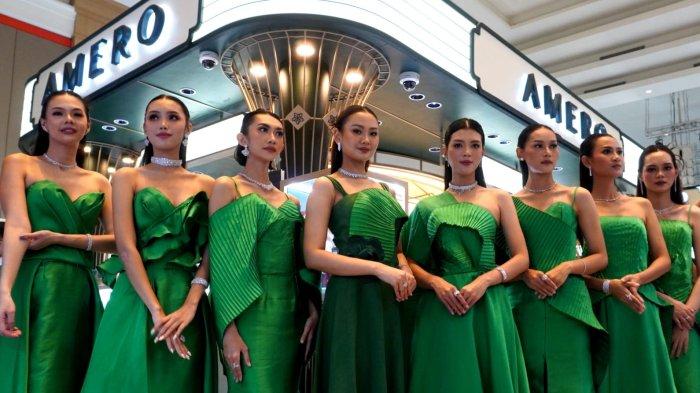 Sejumlah model mengenakan perhiasan koleksi Amero Jewellery pada gelaran Bandung Jewellery Fair 2025, di Sudirman Grand Ballroom, Jalan Jenderal Sudirman, Kota Bandung, Jawa Barat, Kamis (5/6/2025).